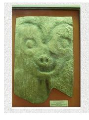 Hình mặt thú khắc trên đá ở Hòa Bình